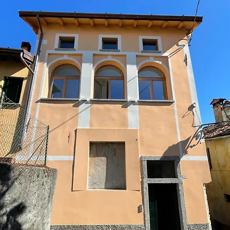 Sunny Corner Near Bellagio *